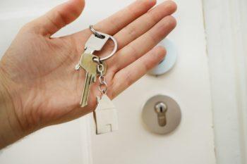 persona sujetando las llaves de su vivienda