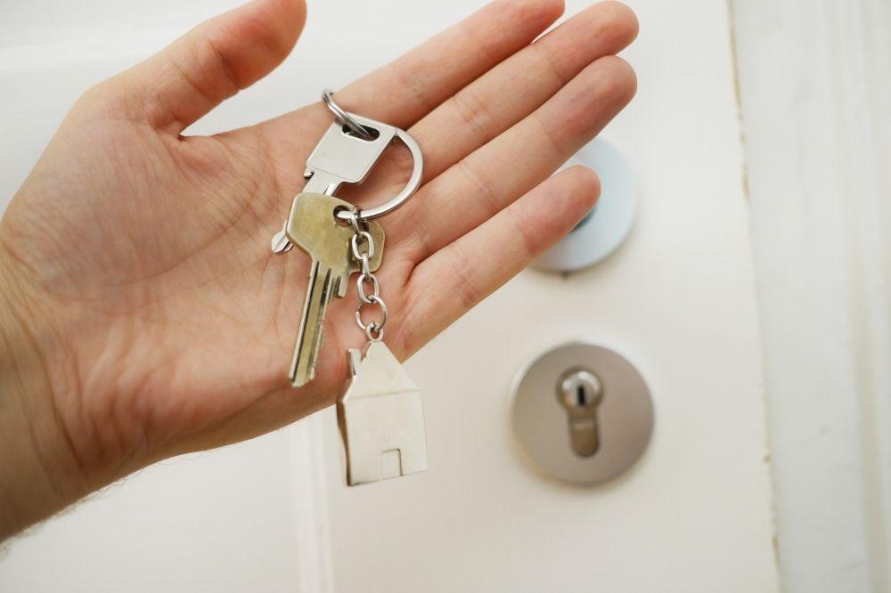 persona sujetando las llaves de su vivienda