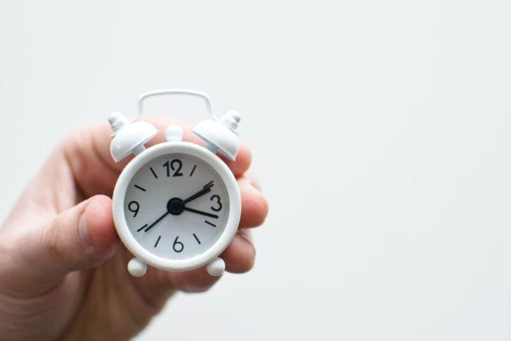 mano sujetando un reloj
